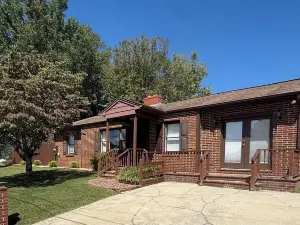 Newly renovated 3 beds, 2 baths in Marion. Great space for the whole family!