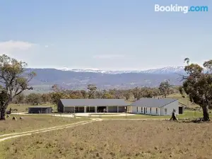Manna Tree Farm Modern Home with Majestic Views in Stunning Countryside