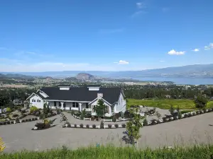 Autumn Lane B&B, Farmhouse Elegance & Stunning Lakeviews