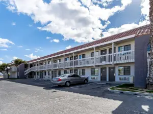 สตูดิโอ 6 บัตทอนวิลโลว์ แคลิฟอร์เนีย