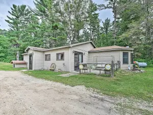 Cozy Arkdale Home w/ Fire Pit, Walk to Lake!