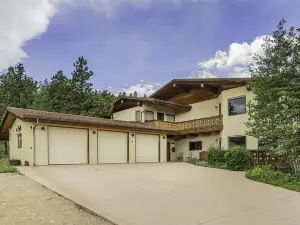 H7 at Hope Mountain -- 6-Bedroom Retreat Home at Allenspark Colorado Home
