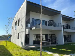 Staycation with jewel-blue sea at Roxy Townhouse