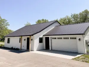Arrow Haus: Luxe cabin near lakes, winery, resorts & downtown Alex
