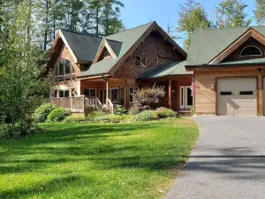 CAMP DAVID in Bolton Landing, Immaculate, Dog-friendly Fire-pit Play-yard