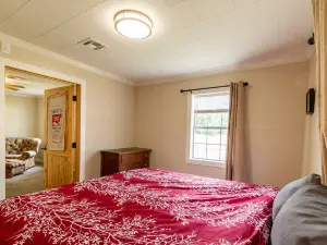 3 Bed 1 Bath Home Conveniently located in the heart of Pryor