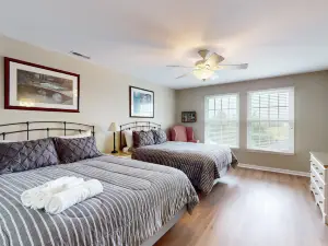 Bear Trap Dunes townhouse w/ pool access, central AC, golf on-site, and more