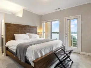 Lovely lakeside condo with pool, tennis court, fireplace, & washer/dryer