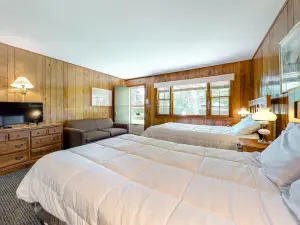 Wonderful studio steps from the bay w/free WiFi, kitchenette, great water views