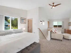 Spacious A-frame with mountain & water views, AC, fireplace, W/D & WiFi
