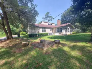 Peaceful almost 4 acres  pond,sunroom, close to shopping restaurant's Douglas,GA