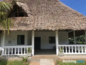 Villa 43, Malindi-Easy Pool and Beach Access