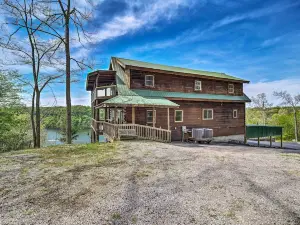Spacious Cabin on Dale Hollow Lake W/Hot Tub!