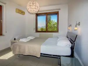Incredible Large Villa In Paphos sleeps 14 Children Pool, Jacuzzi, Huge Garden