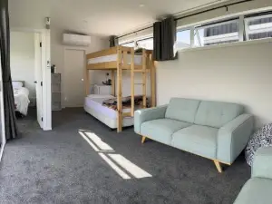 Black Beauty - Spacious Family Retreat for 12 with Spa