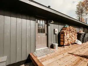 Your own private lake with lodge! Sleeps 24 people. Lots of parking.