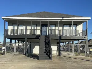 " Salt Life Retreat " Waterfront home with boathouse in Angler Bay / Hackberry