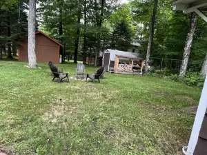 Charming Eagle Bay Cottage — 2 min walk to private Fourth Lake beach!