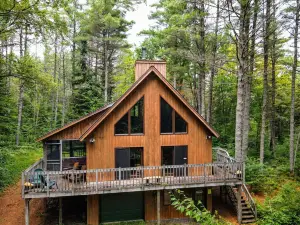 Quiet & Well Equipped Cabin on 50 private acres