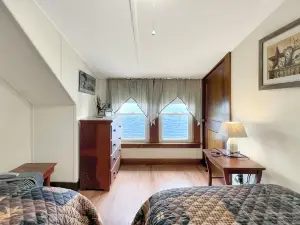Spectacular Lake View Retreat - Private Dock, WiFi