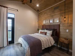 Hot-Tub/WiFi /Secluded - A Red River Barnhouse