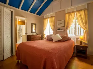 Flamboyant Cottage - Spectacular View & Pool