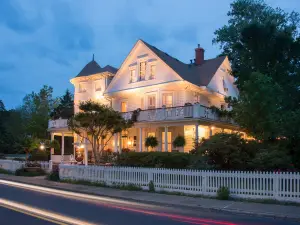 White Doe Inn Bed & Breakfast