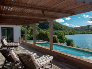 Monarch Cottage Waterfront Fish Bay, Pebble shoreline, A/C, Generator