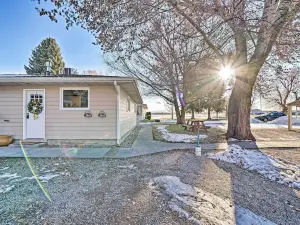 Rustic-Chic Apartment w/ Gas Grill: 20 Mi to MSU!