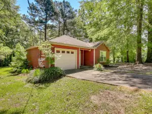 Charming Abbeville Home w/ Private Boat Dock!