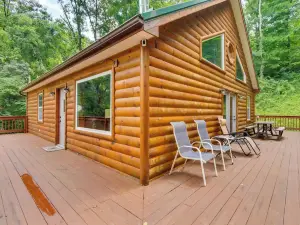 Rustic Cabin w/ Hot Tub - 7 Miles to Hocking Hills