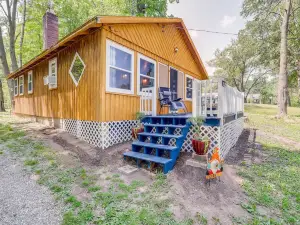 Charming Michigan Cottage w/ Sunroom & Lake Access