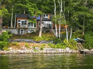 美麗的Embden Pond小屋配有碼頭和皮划艇！