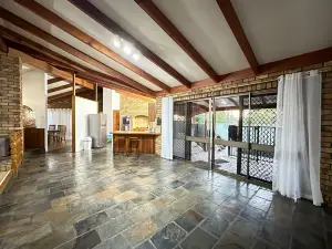 Cosy mountain hideaway in Brisbane