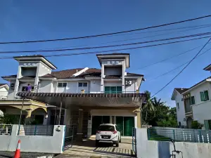 Rumah Tamu Lovina Arau ( FREE WIFI )