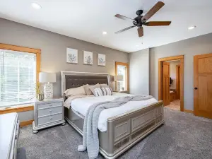 Romantic cheerful home close to many attractions