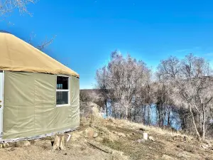 Riverfront Yurt w/ Hot Tub Near Hot Springs, Hiking & Kayaking