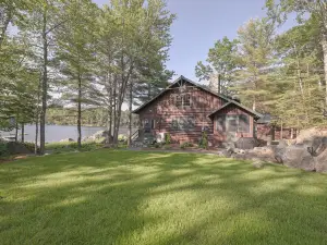 Quintessential Maine Lake House, 280Ft of Waterfront, near Acadia & Bar Harbor