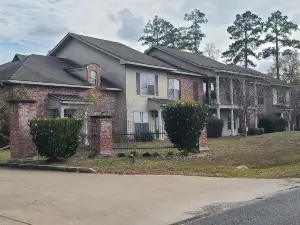 Best of Pineville! 2b/2b,Queen beds, Wifi, Tv, Camp B, P&G, Cleco, & LC WELCOME!