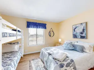 Dog-friendly coastal condo with beach access, tennis courts, balcony & fast WiFi