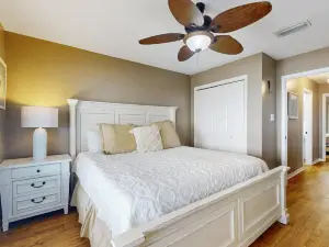 Beach house with breathtaking views, free WiFi, full kitchen, near beach