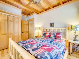Gorgeous riverfront cabin with firepit, central AC, & washer/dryer