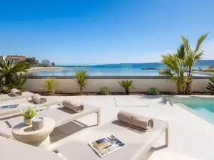 Luxury seafront Villa Noles with heated Pool, Jacuzzi, EV near Zadar