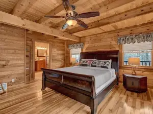 Treehouse Lodge: Luxury Log Cabin Retreat in Hocking Hills