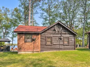 Lake Livin' Cozy Cabin w/ Dock, Tiki Bar, 2 Kayaks