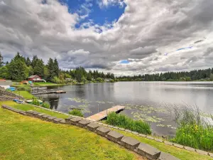 Stylish Olympia Home w/ Private Boat Dock!