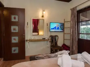 Petra Thea Villa Karitaina