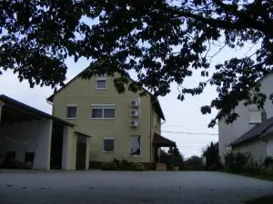 Globus Guesthouse, Vendégház
