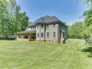 Luxe Mint Hill Vacation Home ~ 16 Mi to Charlotte!
