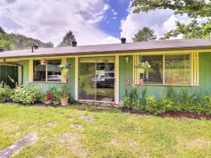 Furnished Deck + Home Gym: Bakersville Retreat!